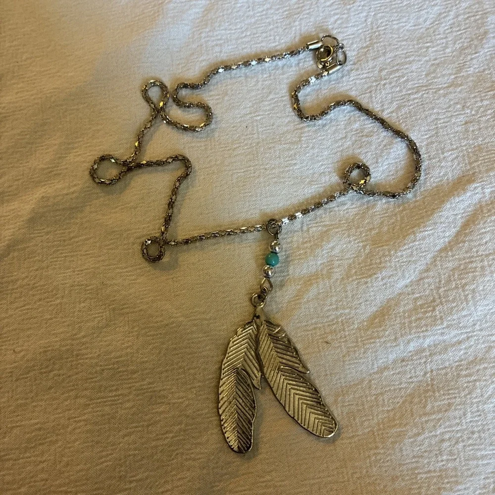 Woman's Silver Tone Feather Pendant w/18